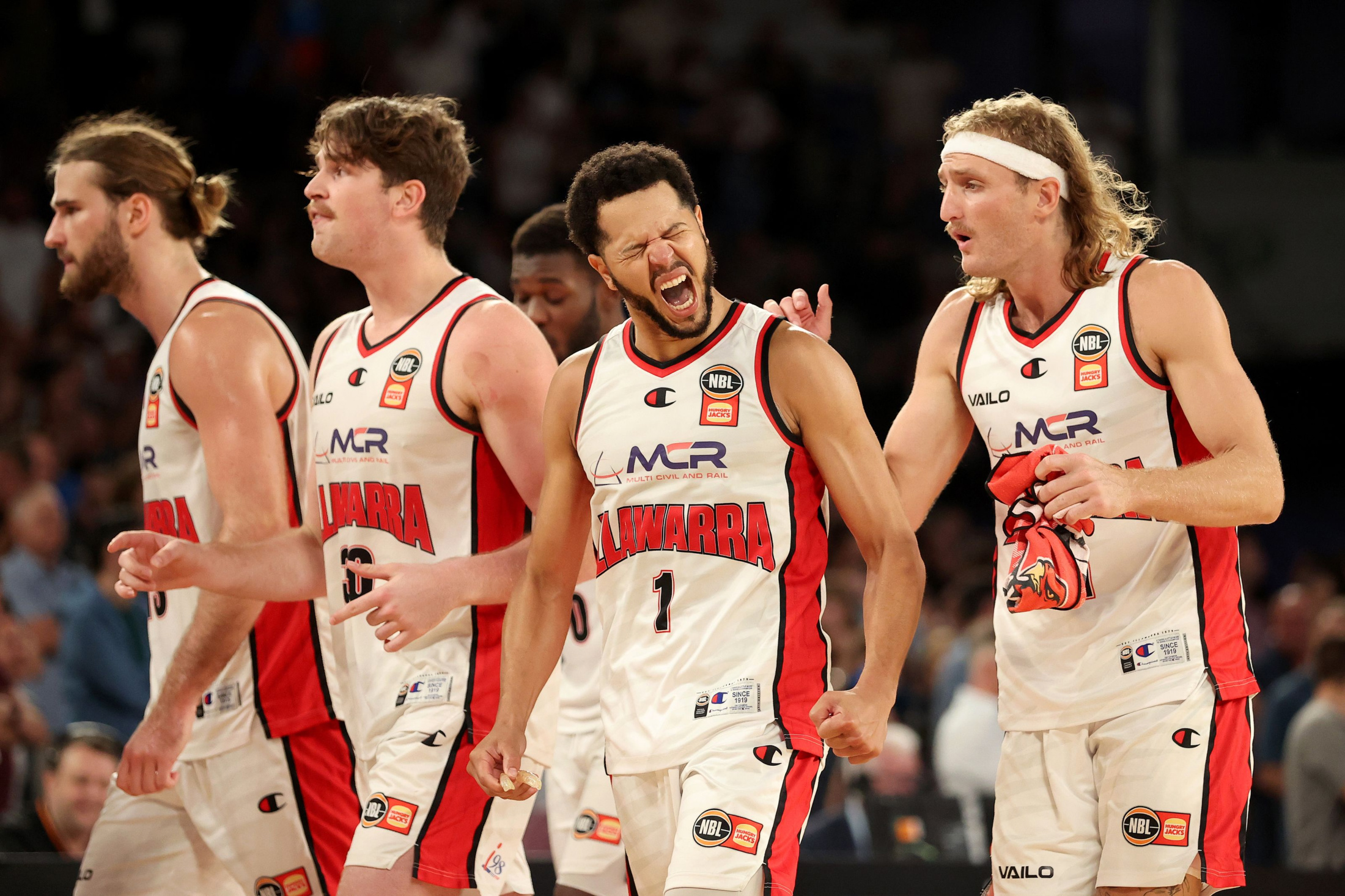 上海队轻取尼克斯,布克带队取胜 上海队轻取尼克斯,布克带队取胜