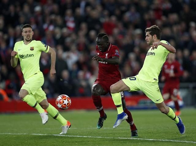 巴西险胜巴萨，法比尼奥高光表现