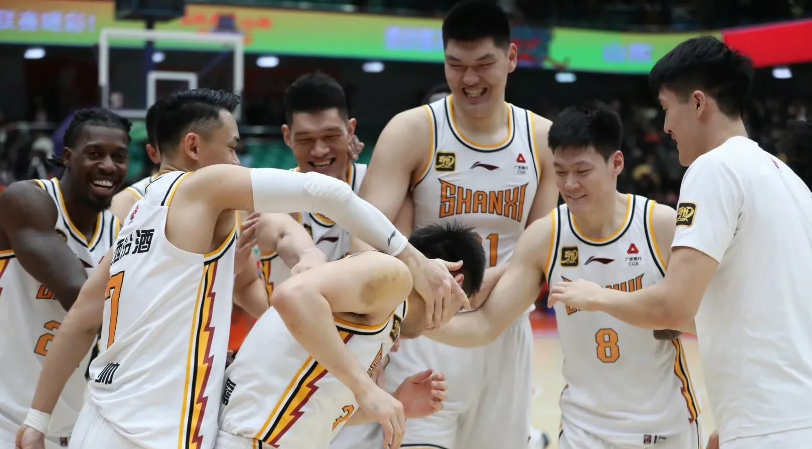 雷速体育直播入口-山西队完胜青岛队，库里关键制胜