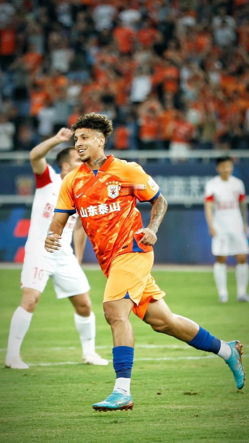 雷速体育官网-鲁能外援表现抢眼，球队士气高涨备战下一场