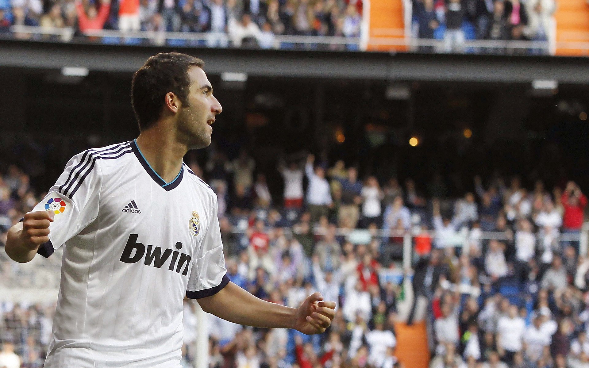 雷速APP-跨界统治力，从火箭火力压制公牛，到东契奇在F1赛道的年度争冠接管