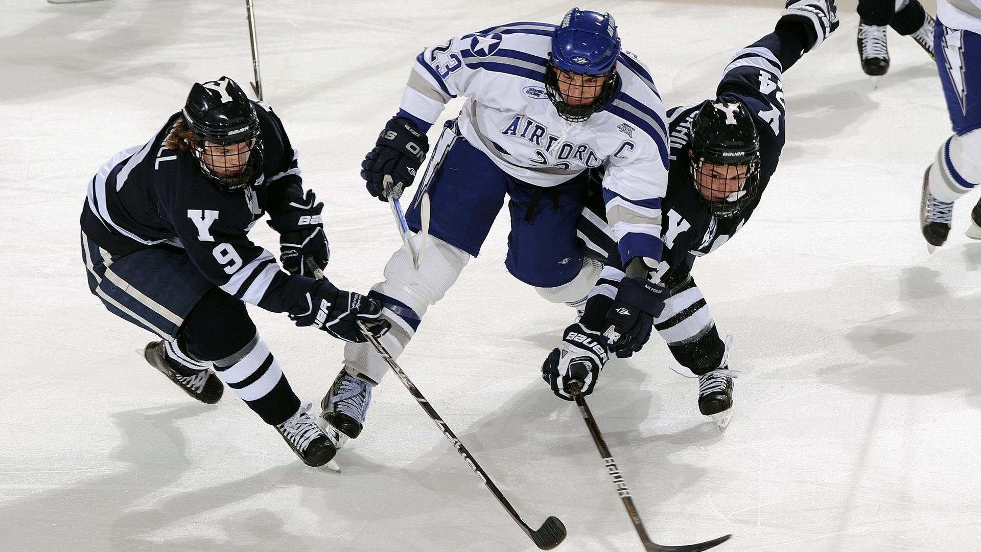 法拉利绝杀阿斯顿马丁，塞恩斯关键制胜，演绎赛道上的心跳瞬间