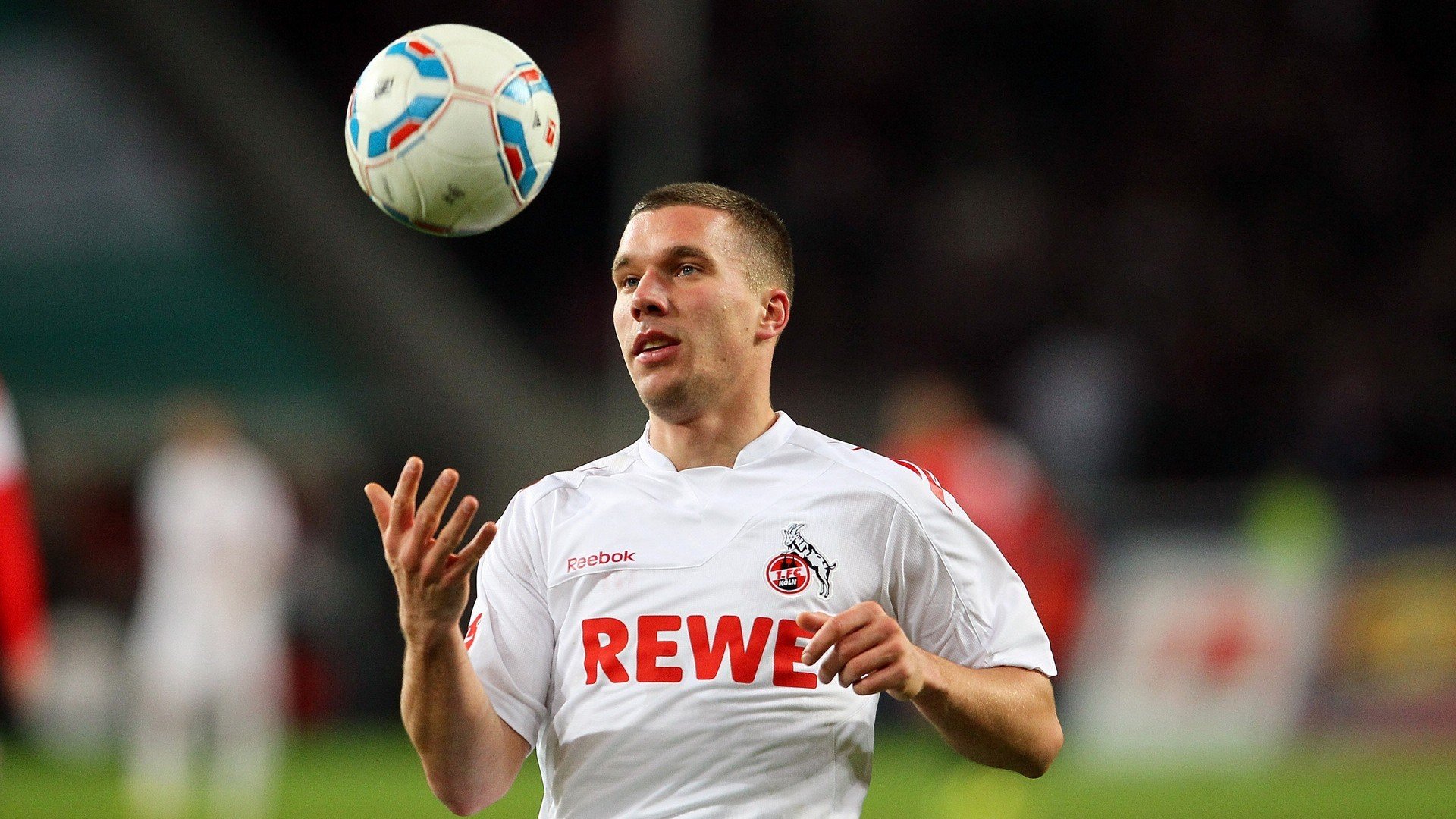 足球之夜的冰与火，奥地利横扫瑞典，萨拉赫独舞刷新纪录